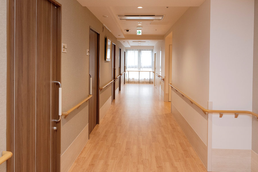 グランエコー背戸口_廊下_01